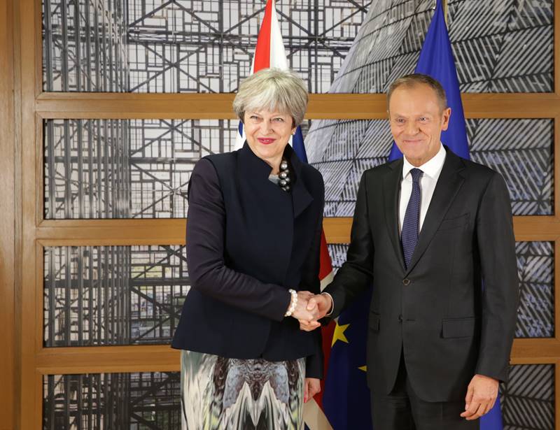 Donald Tusk reúne-se com Theresa May em Bruxelas