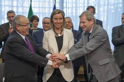 Ramtane Lamamra, ministre algérien des affaires étrangères; Federica Mogherini, haute représentante de l'Union pour les affaires étrangères et la politique de sécurité; Johannes Hahn, membre de la Commission européenne.